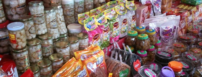 ตลาดของฝาก is one of Khao Yai - 2013 Aug.