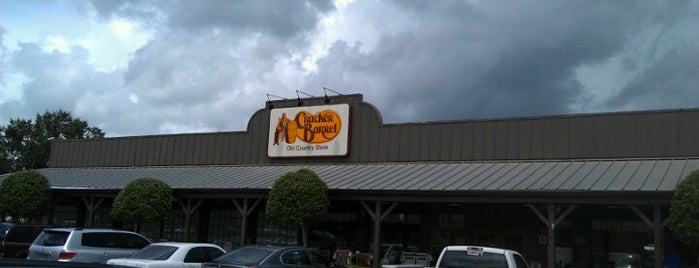 Cracker Barrel Old Country Store is one of Lugares guardados de Lizzie.