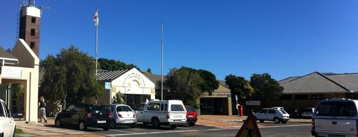 Fish hoek traffic department is one of Hendrikさんのお気に入りスポット.