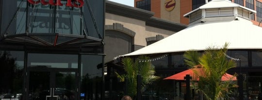 Earls Restaurant is one of Lugares favoritos de Joanna.