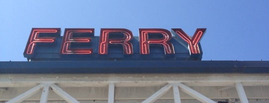 Oakland Ferry Terminal is one of David'in Beğendiği Mekanlar.
