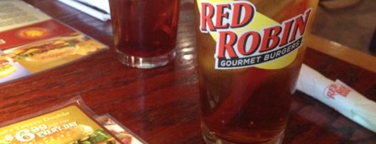 Red Robin Gourmet Burgers and Brews is one of Locais curtidos por Michael.