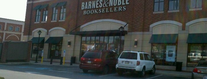 Barnes & Noble is one of Lugares favoritos de Josepf.