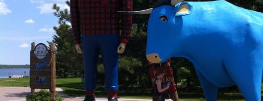 Paul Bunyan & Babe The Blue Ox is one of Quirky Landmarks USA.