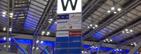 Check-In Row "W" is one of สถานที่ที่ Vee ถูกใจ.