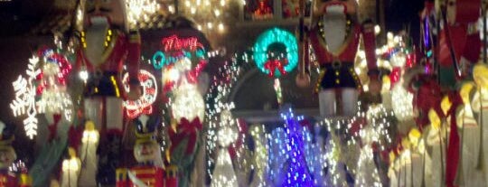 Dyker Heights Christmas Lights is one of NYC Christmas bucket list.