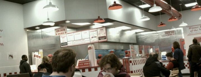 Five Guys is one of Locais curtidos por Rob.