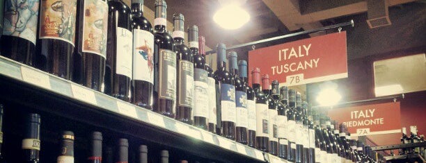 Giannone Wine & Liquor Co is one of Orte, die Sandra gefallen.
