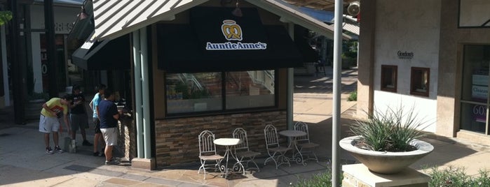 Auntie Anne's is one of Locais salvos de Kim.