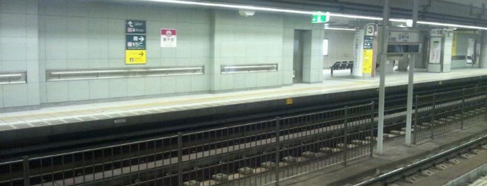 Tochomae Station (E28) is one of 都営地下鉄 乗り換え（接続）駅.