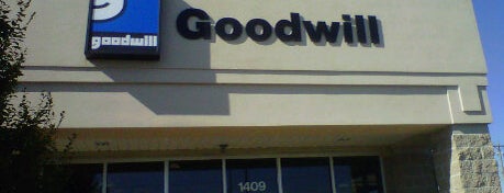 Goodwill Store is one of Tempat yang Disukai Judah.