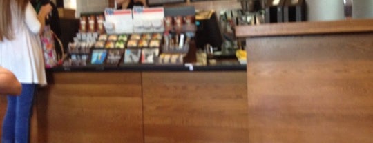 Starbucks is one of Lugares favoritos de Jeffery.