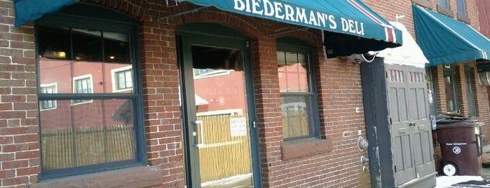 Biederman's Deli and Pub is one of Lieux qui ont plu à Cristina.