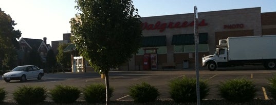 Walgreens is one of สถานที่ที่ Ray ถูกใจ.