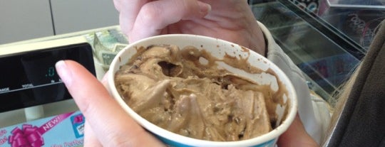 MaggieMoo's Ice Cream and Treatery is one of Locais salvos de Natie.