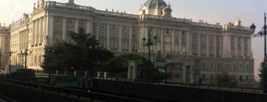 Palais royal de Madrid is one of Típico en mi.