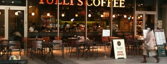 Tully's Coffee is one of Tempat yang Disukai Onur.
