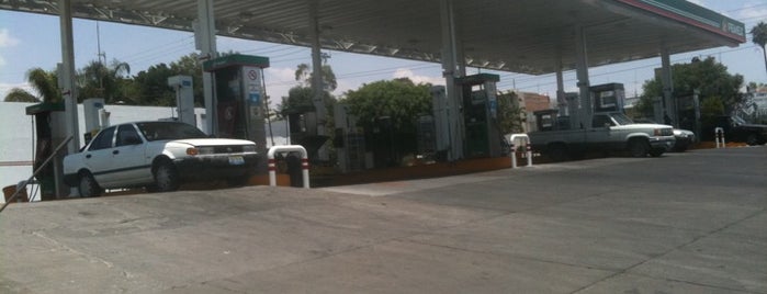 Gasolinera Pemex is one of Tempat yang Disukai Antonio.
