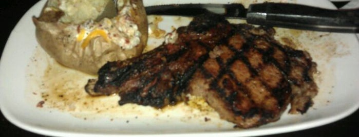 LongHorn Steakhouse is one of Lugares favoritos de Zach.