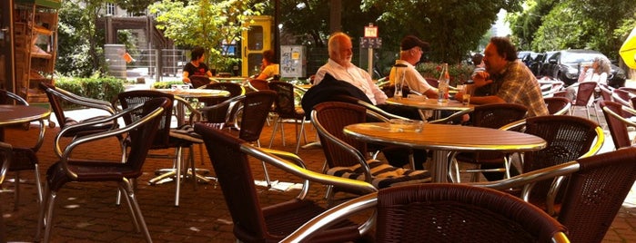 Boulevard Café is one of Lugares favoritos de George.