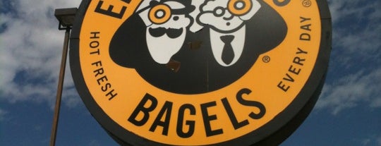 Einstein Bros Bagels is one of สถานที่ที่ David ถูกใจ.