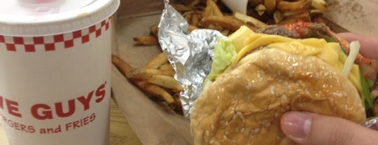 Five Guys is one of Lieux qui ont plu à S..