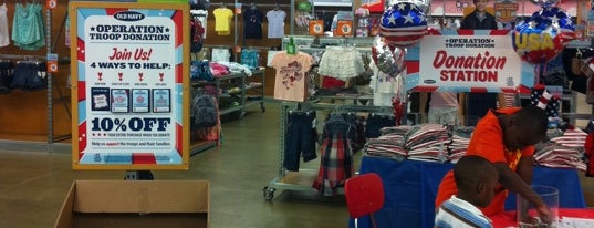 Old Navy is one of Posti che sono piaciuti a Denise D..