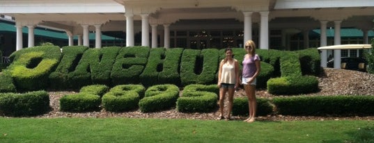 The Carolina Hotel at Pinehurst Resort is one of สถานที่ที่ Michael ถูกใจ.