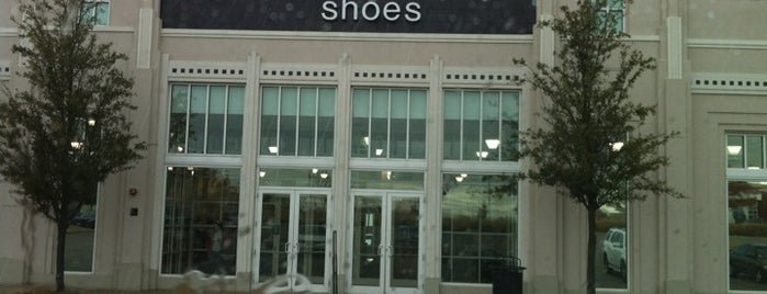 DSW Designer Shoe Warehouse is one of Debbie'nin Beğendiği Mekanlar.