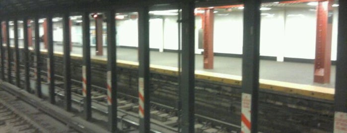 MTA Subway - Cortlandt St (R/W) is one of สถานที่ที่ Jason ถูกใจ.