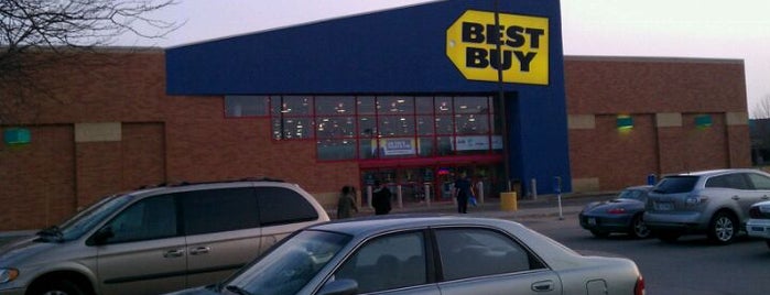 Best Buy is one of Lucasさんのお気に入りスポット.