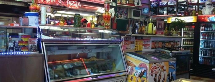 Rocky's Pizza is one of Tempat yang Disukai jess.