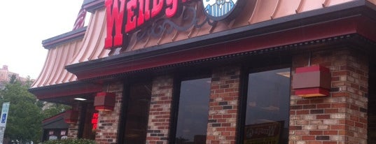 Wendy’s is one of Locais curtidos por Nicholas.