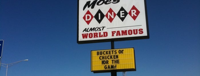 Moe's Diner is one of Lugares favoritos de T.