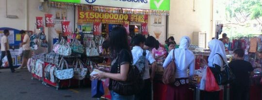 Sheng Siong Supermarket is one of James'in Beğendiği Mekanlar.