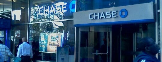 Chase Bank is one of Tempat yang Disukai Sarah.