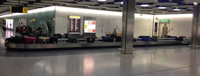 Baggage Reclaim - T4 is one of สถานที่ที่ Plwm ถูกใจ.