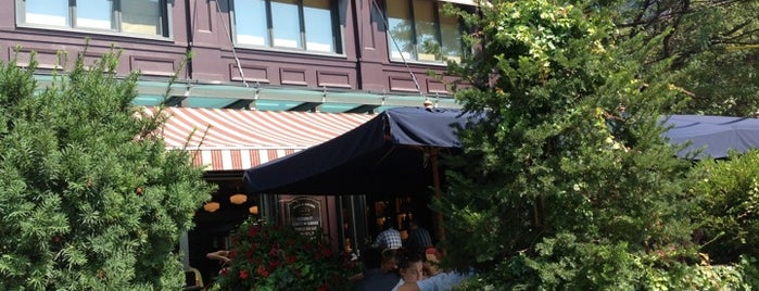 Le Sélect Bistro is one of Allisonさんの保存済みスポット.