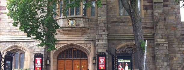 Yale School of Drama is one of สถานที่ที่ eric ถูกใจ.
