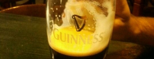 O'Gilins Irish Pub is one of noite.