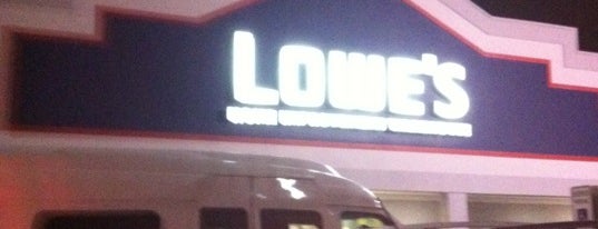 Lowe's is one of Orte, die Debbie gefallen.
