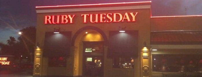 Ruby Tuesday is one of Lieux qui ont plu à Sarah.