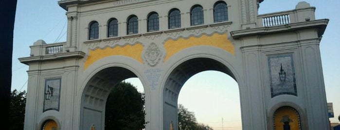 Monumento Arcos Vallarta is one of Para ver la ciudad desde las alturas.