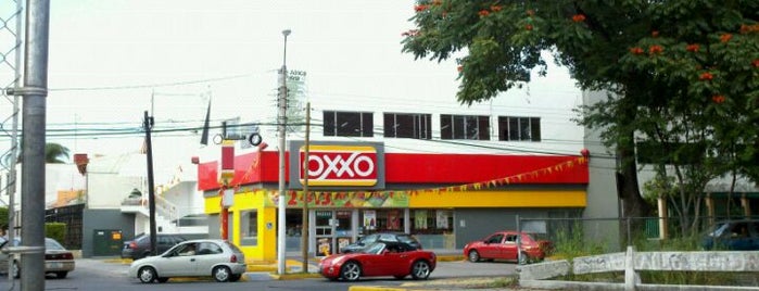 OXXO is one of Locais curtidos por Rosse Marie.