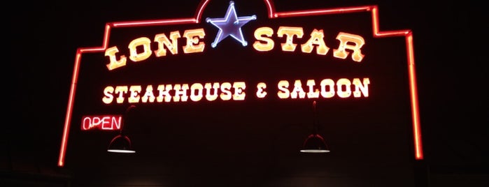 Lone Star Steakhouse & Saloon is one of Lieux qui ont plu à Rj.