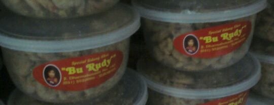 Depot Madiun Masakan Khas "Bu Rudy" is one of สถานที่ที่ mika ถูกใจ.