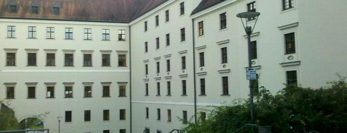 Nikolakloster Uni Passau is one of Locais curtidos por Ernesto.