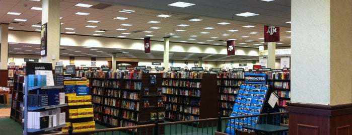 Barnes & Noble is one of Tempat yang Disukai Percella.