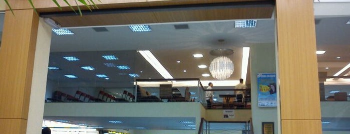 Livraria Saraiva is one of Midway Mall.