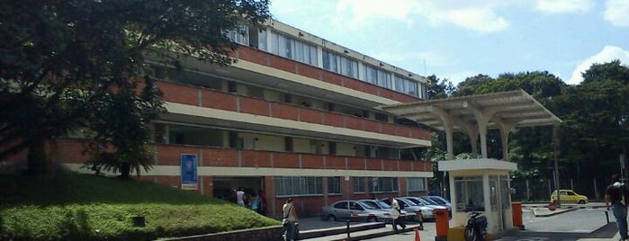 Bloque I (Industrial) is one of UNIVERSIDADES.